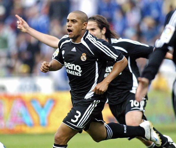 Real Madrid's Brazilian Roberto Carlos (...